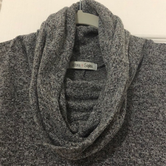 Gray oversized Victoria + Sophia sweater - Picture 4 of 4